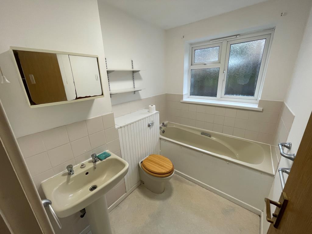 Lot: 75 - VACANT TWO-BEDROOM FLAT - Bathroom with W.C.